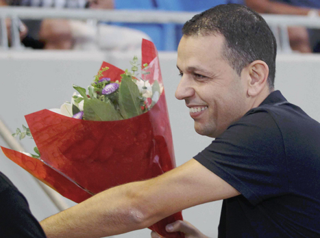 שירזי מתקבל בפרחים בבלומפילד לאחר הניתוח שעבר (אלן שיבר)
