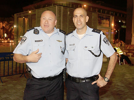 העיקר ששומרים על מצב רוח חיובי. כיפאק למשטרה!