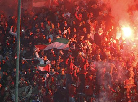 אוהדי סכנין חוגגים (צילום: אלן שיבר)