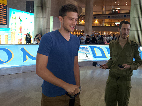 בקרוב נראה אותו שוב בנתב"ג? מקל