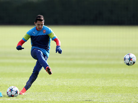 סאנצ'ס מתאמן על הבעיטות החופשיות (Getty)