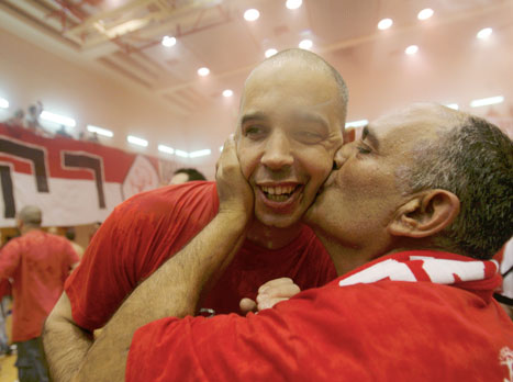 בחגיגות העליה של הפועל ת"א (צילום: אלן שיבר)