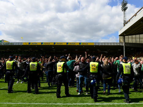 אוהדי נוריץ' פרצו למגרש משמחה (gettyimages)