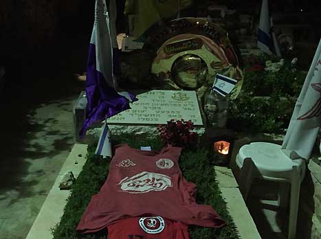 צלחת האליפות על קברו של ליאל גדעוני ז"ל
