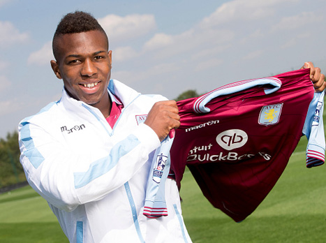 טראורה והחולצה החדשה (האתר הרשמי של אסטון וילה)