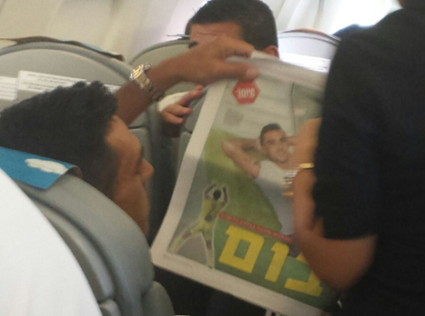 זהבי חילק חתימות במטוס