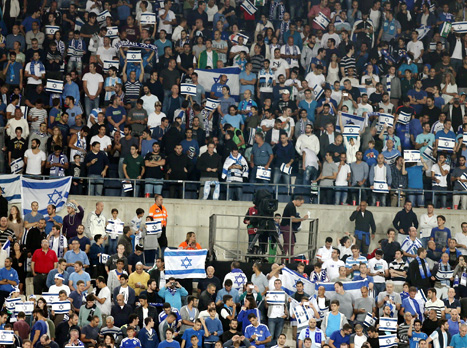 הקהל הגיע לתמוך נגד קפריסין (אלן שיבר)