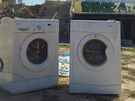 גם מכונות כביסה היו שם