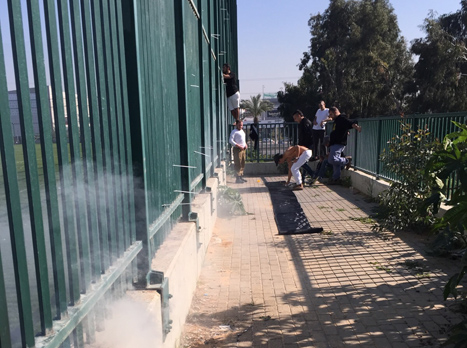 אוהדי נתניה מחוץ למתחם האימונים