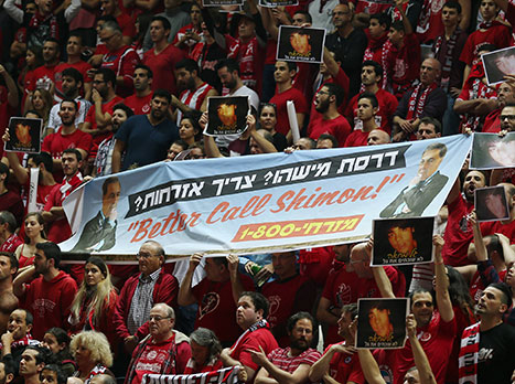 השלט שהניפו אוהדי הפועל ת"א נגד מזרחי (צילום: אלן שיבר)