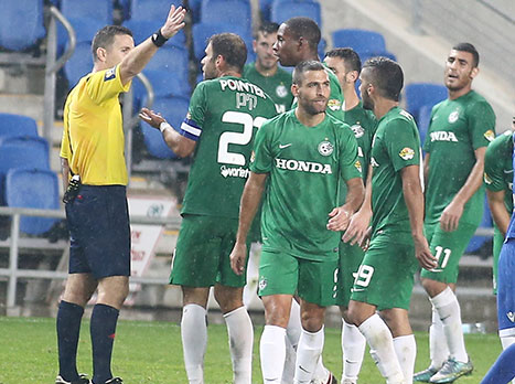 שכטר מורחק בגביע הטוטו. תמונה שמסכמת שנה (יוסי שקל)