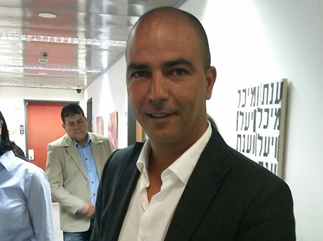 "היירו יראה לנו איך זה עובד". רביבו