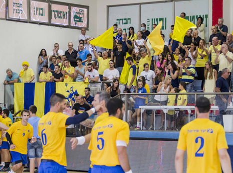 חצי צהוב (יועד כהן)