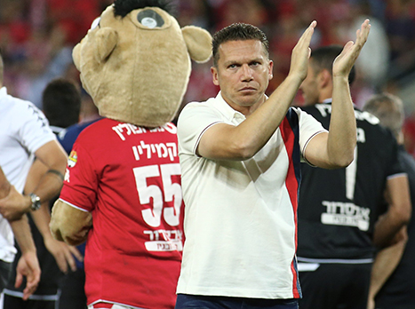 בכר אחרי בית"ר ירושלים. קרוב להיסטוריה (צילום: אלן שיבר)