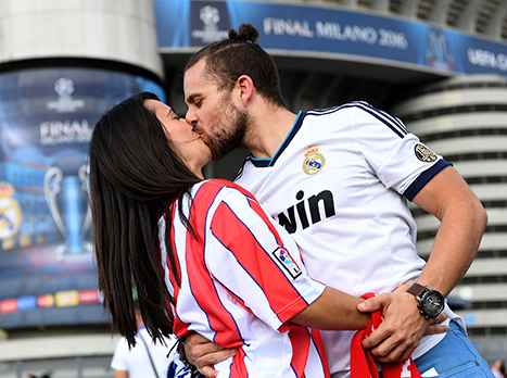 אחווה בין מחנות האוהדים בפתיחה (gettyimages)