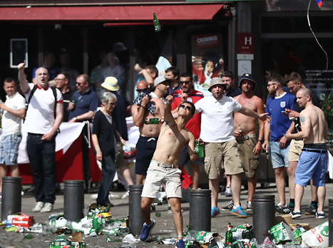 באים לריב. החוליגנים כבשו את צרפת (gettyimages)