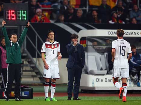 הקטור עולה להופעת הבכורה שלו בנבחרת גרמניה (Getty)