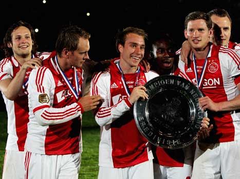 עוד פספוס. איונג אנו חוגג אליפות באייאקס עם ורטונגן, אריקסן ובלינד (Getty)