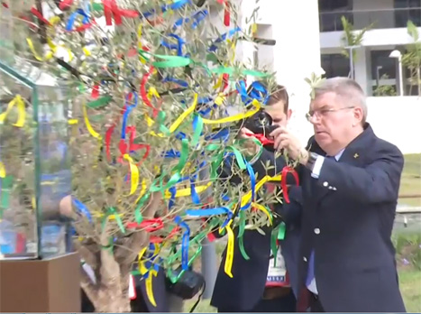 באך תולה סרט באנדרטה