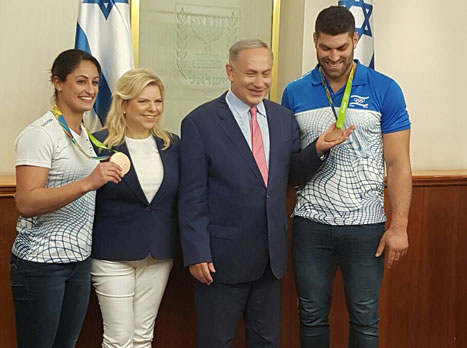המדליסטים קיבלו כבוד של אלופים