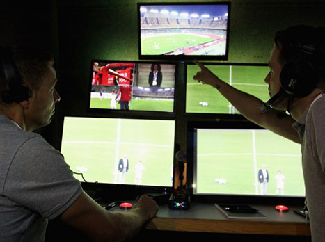 הטכנולוגיה ממשיכה להתערב (צילום: FIFA)