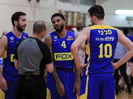סילי עם אחד השופטים. הכריעו את המשחק? (אלן שיבר)