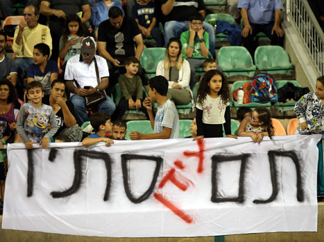 ההפגנות נגד שחם, לא תרמו לרצון להישאר (עודד קרני)