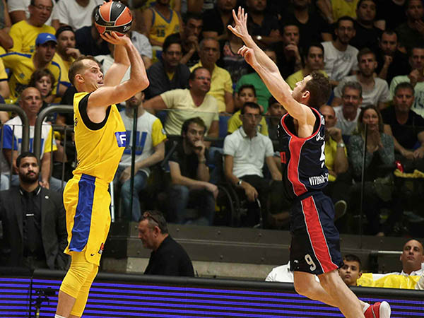 מוביל את הצהובים באחוזים מחוץ לקשת (אלן שיבר)