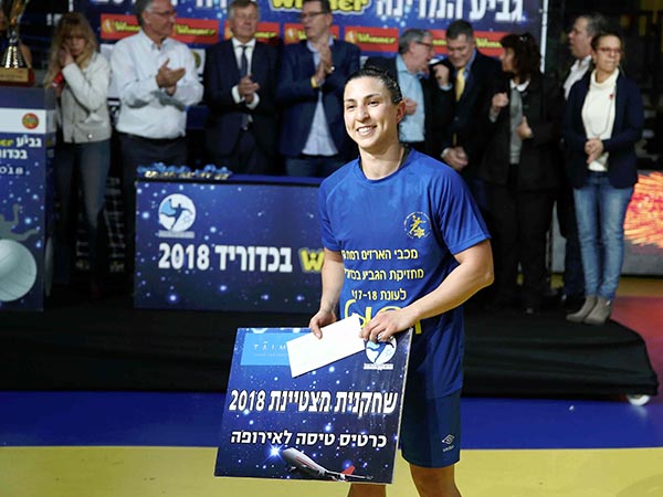 שיר וקרט. נבחרה למצטיינת (אלן שיבר)