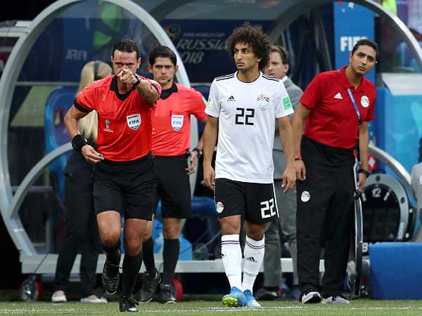 השופט מסמן על פנדל שני, אחרי בדיקה בטלוויזיה (getty)