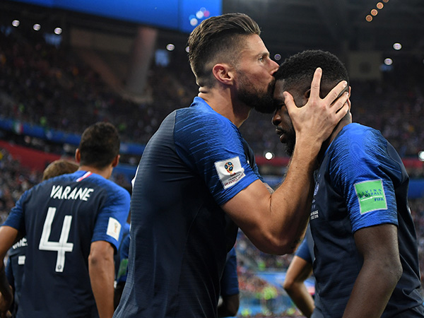 הראש ששלח את צרפת לגמר. ז'ירו מנשק את אומטיטי (getty)