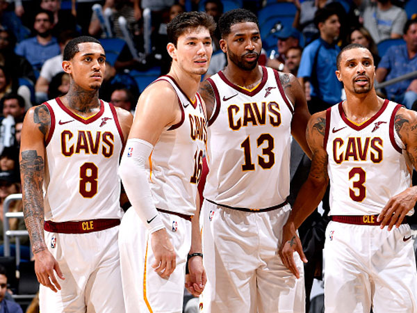 מתפרקים (צילום: Fernando Medina/NBAE via Getty Images)