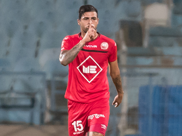 "אין שחקן בקבוצה שהוא לא רב איתו". אלאניס (עודד קרני)