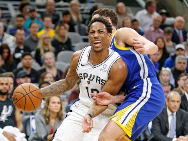 גם קרי לא מצא תשובה לספרס (צילום Mark Sobhani/NBAE via Getty Images)