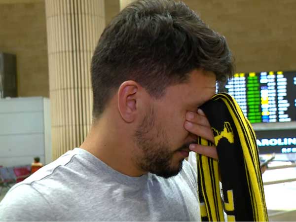 ולאחר מכן הוא לא הצליח לעצור את הדמעות