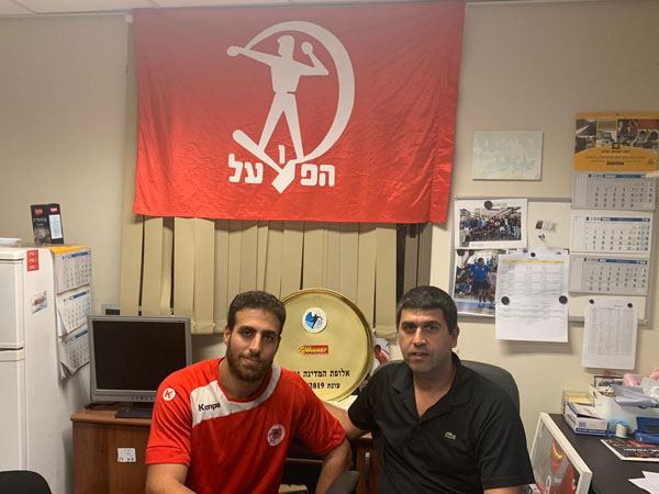 האלופה מביאה שחקן חדש. לוי במשרדי המועדון הערב