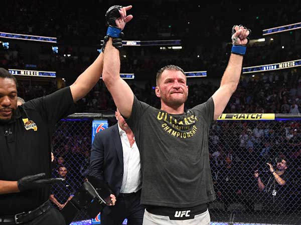 עם פרצוף חבול, מיוצ'יץ' זכה בתואר המיוחל (getty, Josh Hedges/Zuffa LLC)