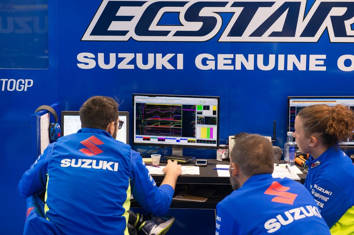 אנשי הדאטא של קבוצת המרוצים של סוזוקי ל-MotoGP (צילום: עמרי גוטמן)