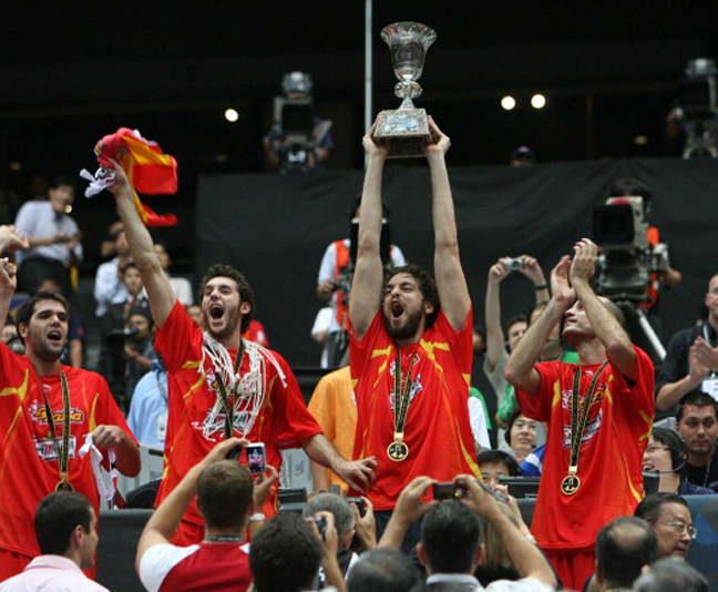 אז, הקורבן היתה יוון. ספרד מניפה גביע ב-2006 (getty)