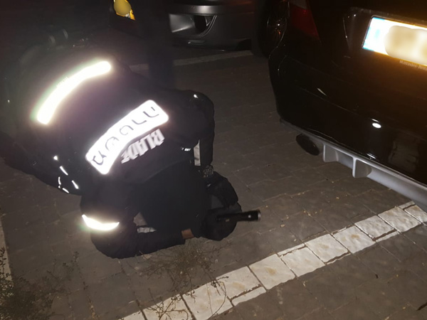 שוטר אגף התנועה בודק מערכת פליטה משופרת במסגרת המבצע האחרון בירושלים