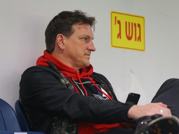 מאמן הנבחרת ביציע הי"א היום (צילום: לירון מולדובן)