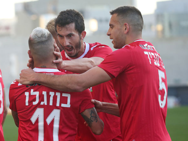 "צריך לזכור איפה היינו". אבו עביד חוגג עם חבריו (צילום: אודי ציטיאט)