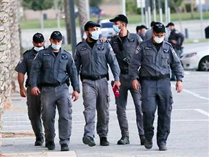 כמאתיים אוהדים הגיעו אל מחוץ לטרנר, המשטרה הייתה גם. (דני מרון)