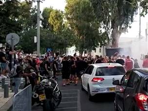אוהדי ב"ש הטריפו את השחקנים מחוץ למגרש, אך לא זכו לחגוג במגרש (אלן שיבר)