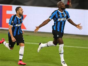 אך הבלם הכשיל אל לוקאקו ברחבה והבלגי כבש את הראשון (GETTY)