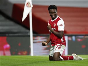 סאקה. ניסה להגביה? לבעוט? העיקר שהכדור ברשת (Getty)