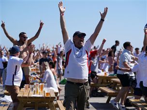 אוהדי אנגליה. אות לחגיגות (Getty Images)