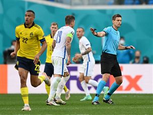 שחקני סלובקיה ניסו להשוות ודרשו פנדל בצד השני (getty)