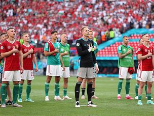 המארחת יצאה מרוצה (GETTY)