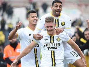 שחקני נתניה חוגגים. כדורגל שמח (ברני ארדוב)